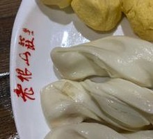 Flower-shaped steamed bun