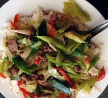 Scallion Stir-Fried Beef Rice Bowl