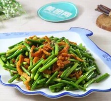 Stir-fried Beef with Garlic Shoots and Noodles