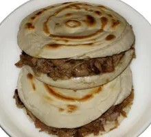 Braised flatbread with seasoned pork