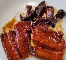 招牌甜甜辣辣红烧肉