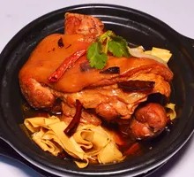 Braised Pork Knuckle in Clay Pot