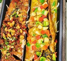 招牌香辣与金牌蒜香双拼烤鱼