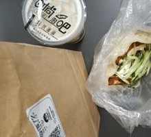 大饼鸡蛋夹火腿无骨鸡柳烤肠