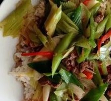 Scallion Stir-Fried Beef Rice Bowl