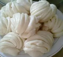 Flower-shaped steamed bun