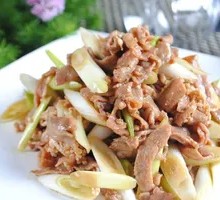 Scallion Stir-Fried Pork Slices