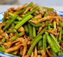 Stir-fried garlic shoots with pork