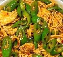 Green Pepper and Egg Noodles
