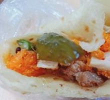 大饼卷酱牛肉鸡排鱼子酸黄瓜