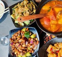 Stewed Beef Shanks with Tomatoes in Clay Pot
