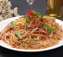 Egg and Pork Stir-Fried Rice Noodles