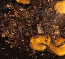 吃完后的铁锅炖大鹅+噶鱼+排骨