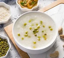 Mung Bean, Coix Seed, and Lily Bulb Porridge