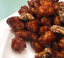 Stir-Fried Chicken with Almonds in Sauce