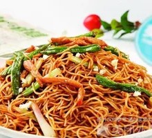 Stir-fried Noodles with Eggs and Leeks