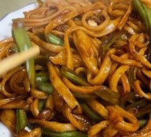Stir-Fried Noodles with Green Beans and Meat