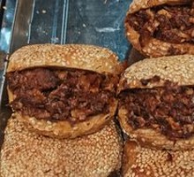 Braised Beef with Old Flavor in Burnt Pancake