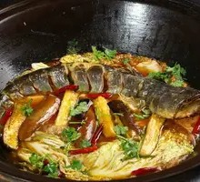 铁锅熬鱼