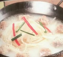 Pot Stew with Enoki Mushrooms and Meatballs