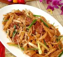 Stir-Fried Rice Noodles with Pork