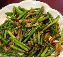 Stir-fried Pork Shreds with Garlic Shoots