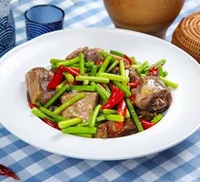 Stir-fried Pork with Garlic Shoots