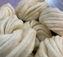 Flower-shaped steamed bun