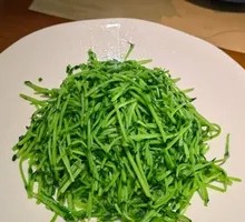 Stir-Fried Garlic Chrysanthemum Greens