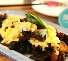 Stir-fried eggs with wood ear mushrooms