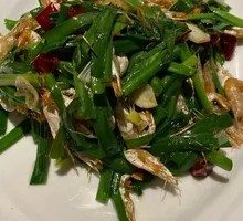 Stir-fried河虾 with leeks