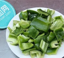 Braised Chicken with Potatoes and Green Pepper with Small Cola