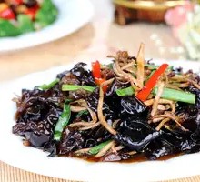 Scallion and Wood Ear Mushroom Braised Pork Ribs