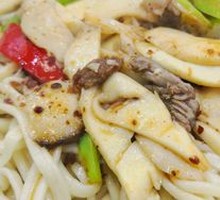 蘑菇炒肉盖浇面