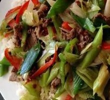 Scallion Stir-Fried Beef Rice Bowl