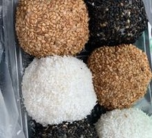 Sweet Glutinous Rice Balls with Sesame and Preserved Fruit
