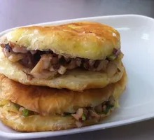 Braised flatbread with pork belly and fried egg