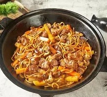 鲜牛肉焖面中锅