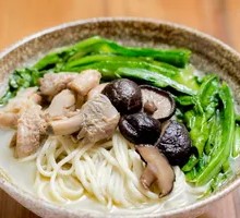 Dried Mushroom and Old Chicken Noodles