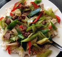 Scallion Stir-Fried Beef Rice Bowl