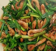 Stir-fried河虾 with leeks