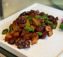 Braised Tea Tree Mushroom with Angus Beef Cubes