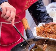 Fish-Flavored Sausage and Liver Stir-Fried Noodles