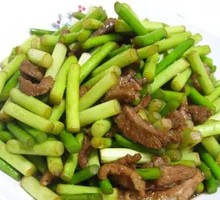 Stir-fried Garlic Shoots with Pork over Rice