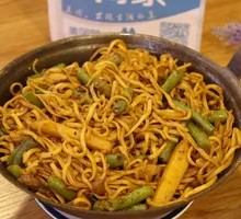Stir-Fried Noodles with Green Beans in Iron Pot
