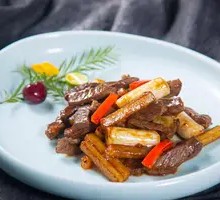 Golden Onion Stir-Fried Beef Tenderloin