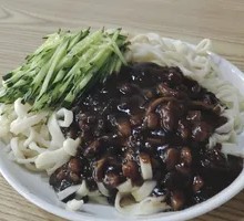 Meat丁 Fried Noodles with Sauce