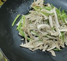 Stir-fried Scallion with Fish Balls