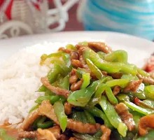 青椒炒牛肉盖浇饭