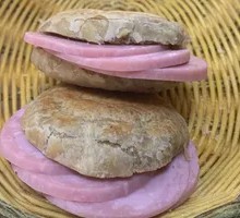 Pork-filled flatbread sandwich